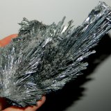 Stibnite
~ 12.5 cm H
(Autor: Deyu)