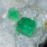 Beryl (variety emerald), Calcite
52mm x 46mm x 22mm
(Autor: Bergur_E_Sigurdarson)