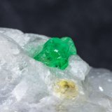Beryl (variety emerald), Calcite
52mm x 46mm x 22mm
(Autor: Bergur_E_Sigurdarson)