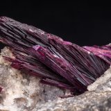 Erythrite with Quartz
Specimen size: 9.2 × 5.7 × 5.3 cm / main crystal size: 3 × 1.2 cm
(Autor: Jordi Fabre)