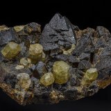 Fluorapatite, Hematite after Magnetite (variety martite)
12.9 x 7.9 cm
(Autor: am mizunaka)