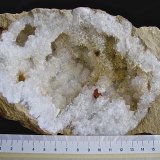 Aragonite on Quartz.
The geode is about 13 cm while most of the aragonite is 4 mm - 6mm
(Autor: Bob Harman)