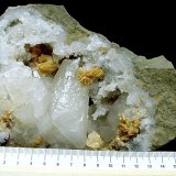 Calcite and Dolomite on Quartz
geode is 13 cm, the calcite is 4.2 cm and the dolomite groups are up to 2.6 cm
(Autor: Bob Harman)