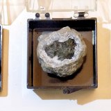 Millerite on Quartz
3 examples    1.8 cm - 2.4 cm
(Autor: Bob Harman)