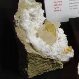 Baryte and Calcite and Dolomite on Quartz
Example is  22 cm.   The baryte is 3.8 cm.     The surrounding calcites are over  5 cm.
(Autor: Bob Harman)