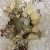 Quartz with Aragonite, Calcite and Dolomite (variety ferroan dolomite)
the cavity is 14 cm x 9 cm
(Autor: Bob Harman)