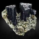 Ilvaite with Hedenbergite and Quartz
23,0 x 26,0 x 16,0 cm
(Autor: MIM Museum)
