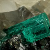 Beryl (variety emerald), Calcite
9cm across, xls=20mm
(Autor: Fiebre Verde)