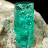 Beryl (variety emerald), Albite (variety cleavelandite), Dolomite, Pyrite
58x28x42mm, xl=11x4.5mm
(Autor: Fiebre Verde)