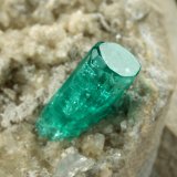 Beryl (variety emerald), Albite (variety cleavelandite), Dolomite, Pyrite
58x28x42mm, xl=11x4.5mm
(Autor: Fiebre Verde)