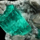 Beryl (variety emerald), Albite (variety cleavelandite), Dolomite
35x21x16mm, main xl=11x8mm
(Autor: Fiebre Verde)