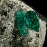 Beryl (variety emerald), Calcite, Pyrite
Crystal on the left is 14mm long.
(Autor: Fiebre Verde)