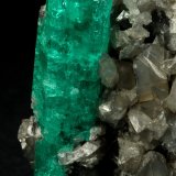Beryl (variety emerald), Calcite
37x45mm, xl=34mm
(Autor: Fiebre Verde)