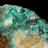 Beryl (variety emerald), Calcite
52x80x79mm, main xl=12mm
(Autor: Fiebre Verde)