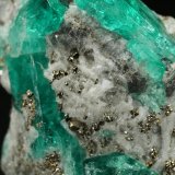 Beryl (variety emerald), Albite (variety cleavelandite), Calcite, Pyrite
24x26x12mm, largest xl=14mm
(Autor: Fiebre Verde)