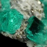 Beryl (variety emerald), Albite (variety cleavelandite), Calcite, Pyrite
24x26x12mm, largest xl=14mm
(Autor: Fiebre Verde)