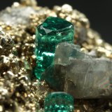 Beryl (variety emerald), Albite (variety cleavelandite), Calcite, Pyrite
18x25x12mm, xls=4 &amp; 3mm
(Autor: Fiebre Verde)