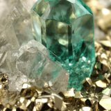 Beryl (variety emerald), Calcite, Pyrite
92x41x52mm, main xl=4mm
(Autor: Fiebre Verde)