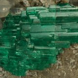 Beryl (variety emerald), Calcite, Pyrite, Albite
85x65x40mm, cluster=32x19mm
(Autor: Fiebre Verde)
