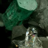 Beryl (variety emerald), Calcite, Quartz
Emerald crystal is 11mm long
(Autor: Fiebre Verde)