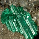 Beryl (variety emerald), Calcite, Pyrite, Albite
85x65x40mm, cluster=32x19mm
(Autor: Fiebre Verde)