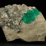 Beryl (variety emerald), Calcite, Pyrite, Albite
85x65x40mm, cluster=32x19mm
(Autor: Fiebre Verde)