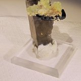 Opal (var. hyalite), Schorl (Tourmaline Group), Quartz (var. smokey)
50mm X 37mm X 37mm
(Autor: steven calamuci)