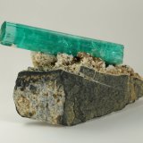 Beryl (variety emerald), Albite (variety cleavelandite), Pyrite
crystal=45mm
(Autor: Fiebre Verde)