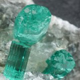 Beryl (variety emerald), Calcite, Pyrite
77x24x45mm, longest xl=7mm
(Autor: Fiebre Verde)