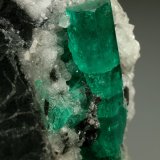Beryl (variety emerald), Calcite
28x51x49mm, xl=30mm
(Autor: Fiebre Verde)