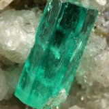 Beryl (variety emerald), Calcite, Pyrite, Quartz
56x46x34mm, xl=13mm
(Autor: Fiebre Verde)