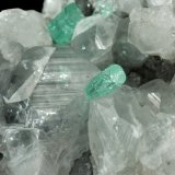 Beryl (variety emerald), Calcite
49x44x36mm, xls=6 &amp; 4mm
(Autor: Fiebre Verde)