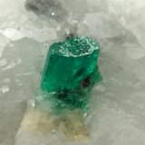 Beryl (variety emerald), Calcite
72x37x48, xl=5mm
(Autor: Fiebre Verde)