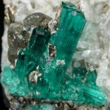Beryl (variety emerald), Pyrite, Albite (variety cleavelandite)
35mm x 25mm x 19mm, main xl=16mm
(Autor: Fiebre Verde)