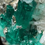 Beryl (variety emerald), Pyrite, Albite (variety cleavelandite)
35mm x 25mm x 19mm, main xl=16mm
(Autor: Fiebre Verde)