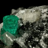 Beryl (variety emerald), Calcite, Quartz
60x46x42mm, xl=13mm
(Autor: Fiebre Verde)