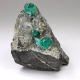 Beryl (variety emerald), Pyrite, Calcite
36mm x 45mm x 37mm, xls=13 &amp; 5mm
(Autor: Fiebre Verde)