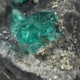 Beryl (variety emerald), Pyrite, Calcite
36mm x 45mm x 37mm, xls=13 &amp; 5mm
(Autor: Fiebre Verde)