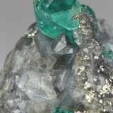 Beryl (variety emerald), Pyrite, Calcite
36mm x 45mm x 37mm, xls=13 &amp; 5mm
(Autor: Fiebre Verde)