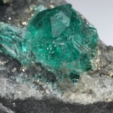 Beryl (variety emerald), Pyrite, Calcite
36mm x 45mm x 37mm, xls=13 &amp; 5mm
(Autor: Fiebre Verde)