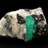 Beryl (variety emerald), Calcite
58x31x34mm, crystal aggregate=25x8mm
(Autor: Fiebre Verde)