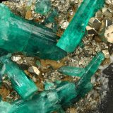 Beryl (variety emerald), Albite (variety cleavelandite), Pyrite
110x54x20mm, largest xl=30mm
(Autor: Fiebre Verde)