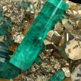 Beryl (variety emerald), Albite (variety cleavelandite), Pyrite
110x54x20mm, largest xl=30mm
(Autor: Fiebre Verde)