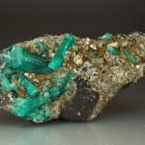 Beryl (variety emerald), Albite (variety cleavelandite), Pyrite
110x54x20mm, largest xl=30mm
(Autor: Fiebre Verde)