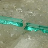 Beryl (variety emerald), Calcite
75x44x39mm, xl=22mm (combined size)
(Autor: Fiebre Verde)