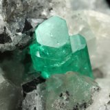 Beryl (variety emerald), Calcite, Pyrite
65x90x85mm, aggregate=14x9mm
(Autor: Fiebre Verde)