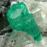 Beryl (variety emerald), Calcite, Pyrite
65x90x85mm, aggregate=14x9mm
(Autor: Fiebre Verde)