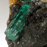 Beryl (variety emerald), Calcite
62x27x39mm, original xl=25mm
(Autor: Fiebre Verde)