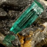Beryl (variety emerald), Calcite
62x27x39mm, original xl=25mm
(Autor: Fiebre Verde)