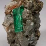 Beryl (variety emerald), Calcite, Pyrite, Albite (variety cleavelandite)
22x21x30mm, xl=14mm
(Autor: Fiebre Verde)